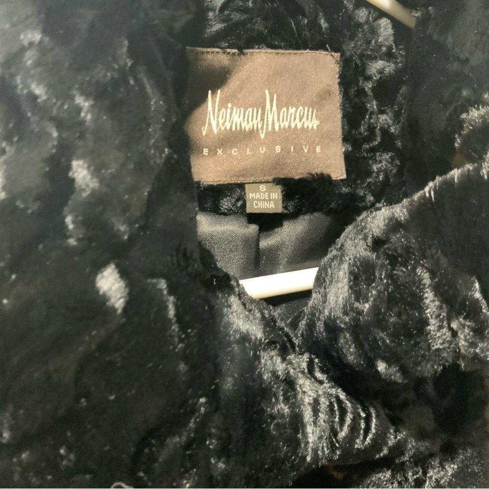 Neiman Marcus Black Fur Coat Elegant & Classic Design, Luxurious Fur View 5